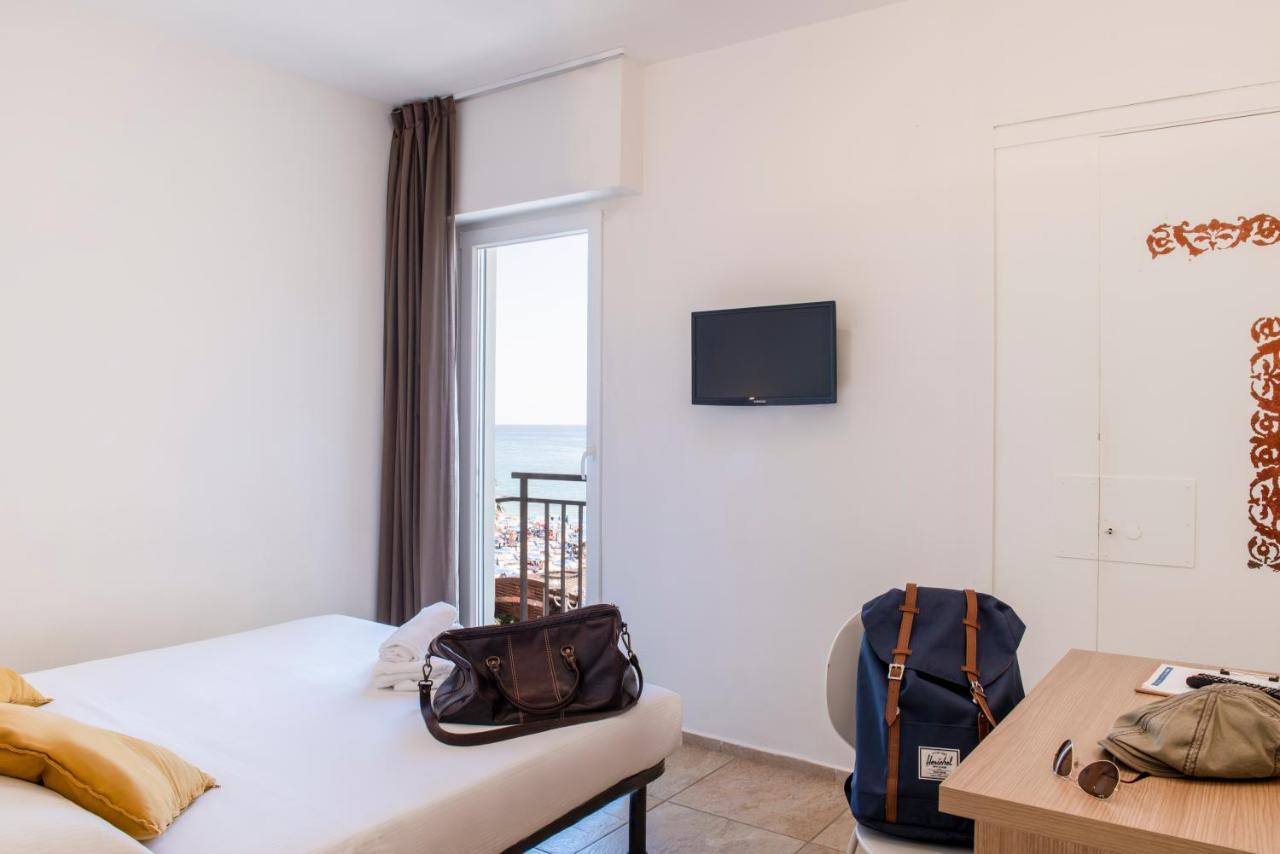 Hotel Jolly Roger Pietra Ligure Buitenkant foto