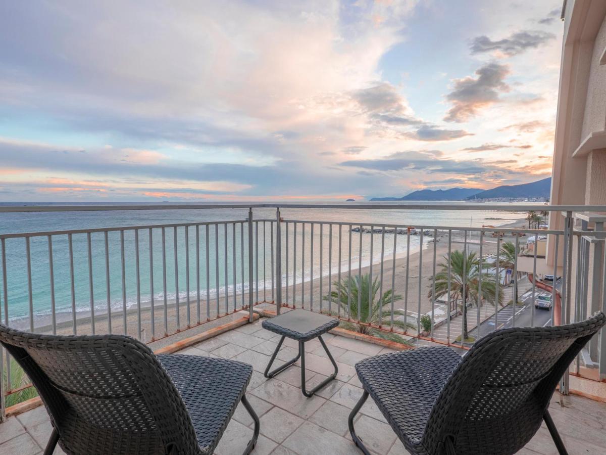 Hotel Jolly Roger Pietra Ligure Buitenkant foto