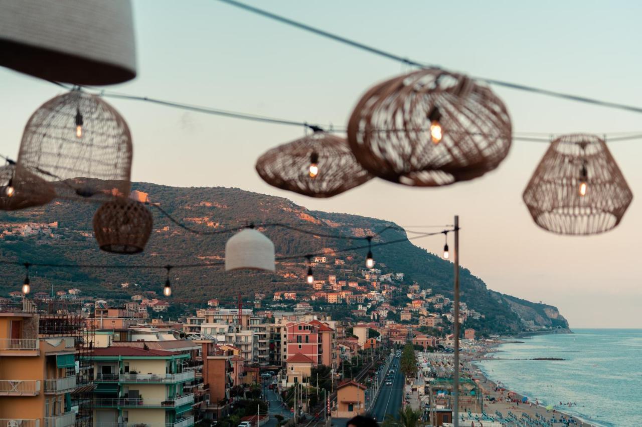 Hotel Jolly Roger Pietra Ligure Buitenkant foto