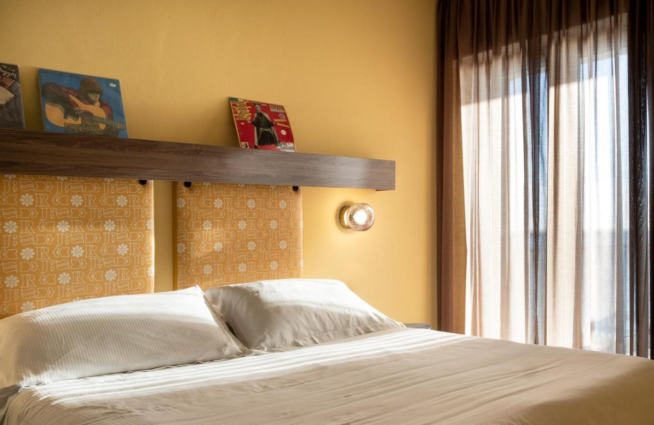 Hotel Jolly Roger Pietra Ligure Buitenkant foto