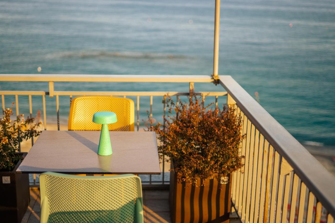 Hotel Jolly Roger Pietra Ligure Buitenkant foto