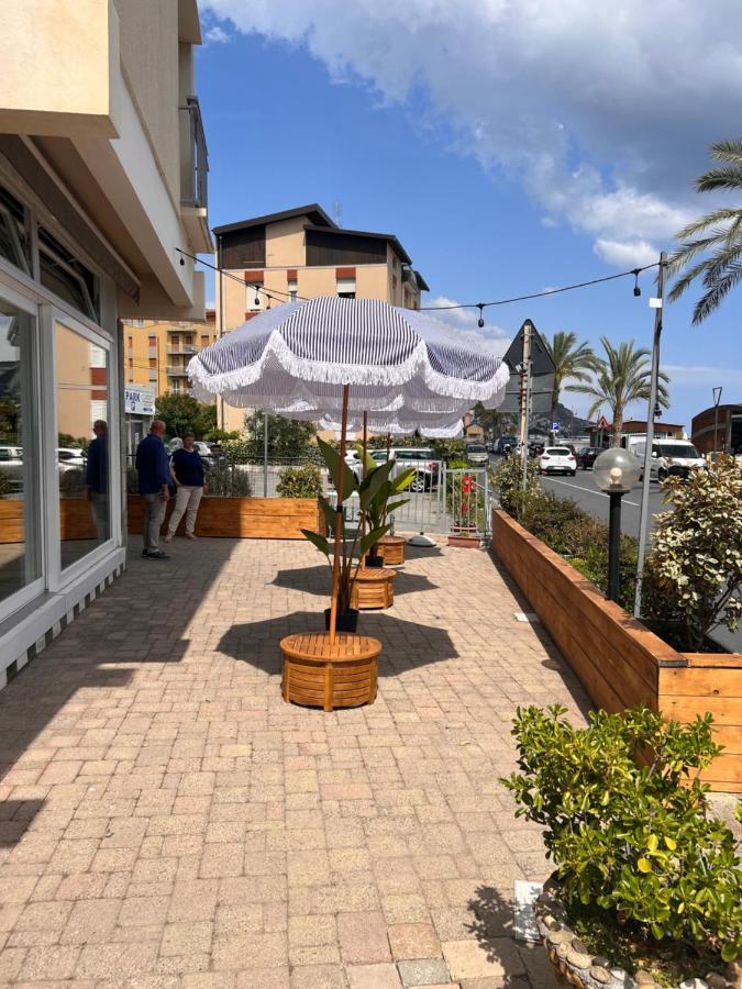 Hotel Jolly Roger Pietra Ligure Buitenkant foto
