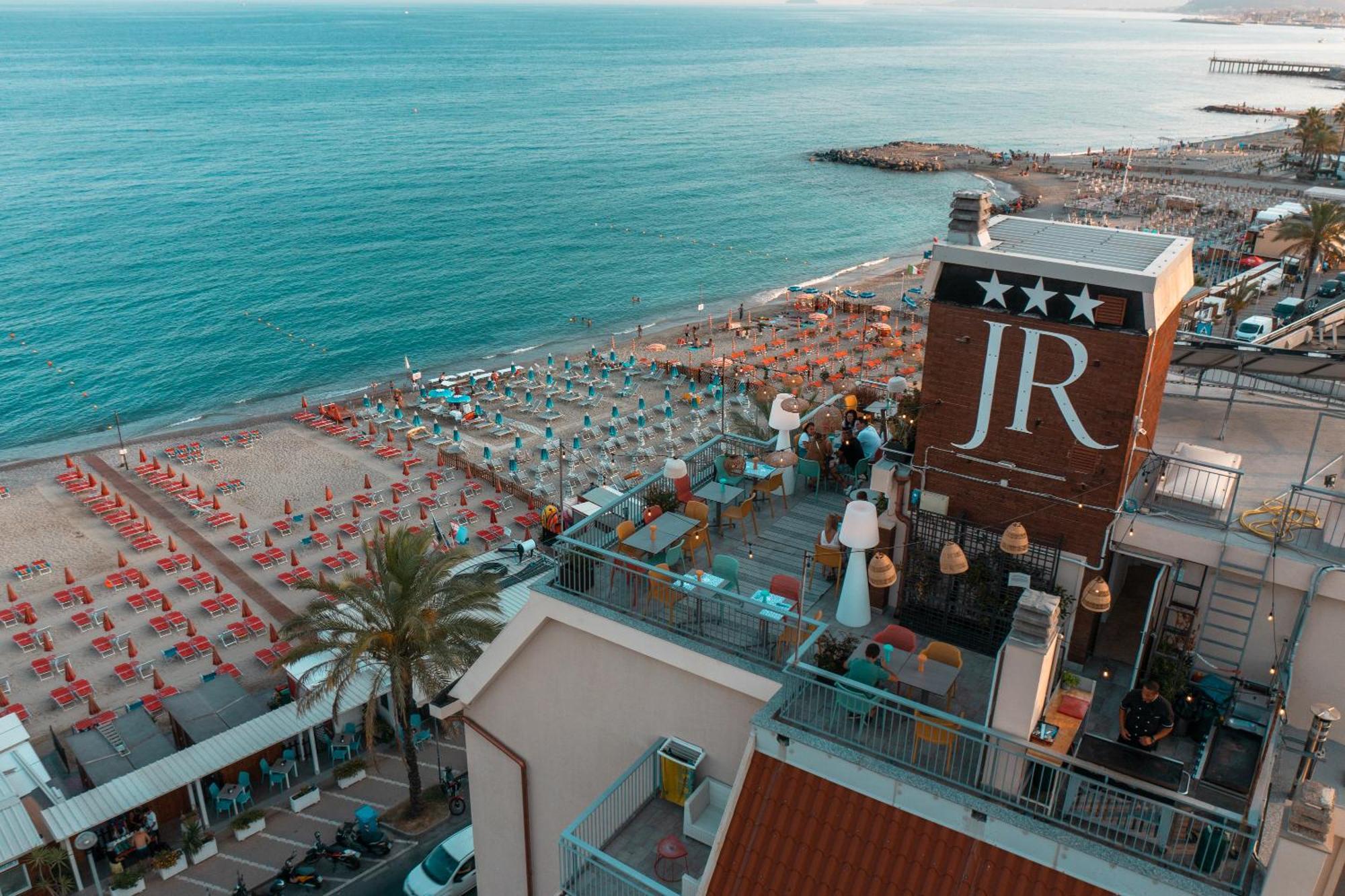 Hotel Jolly Roger Pietra Ligure Buitenkant foto