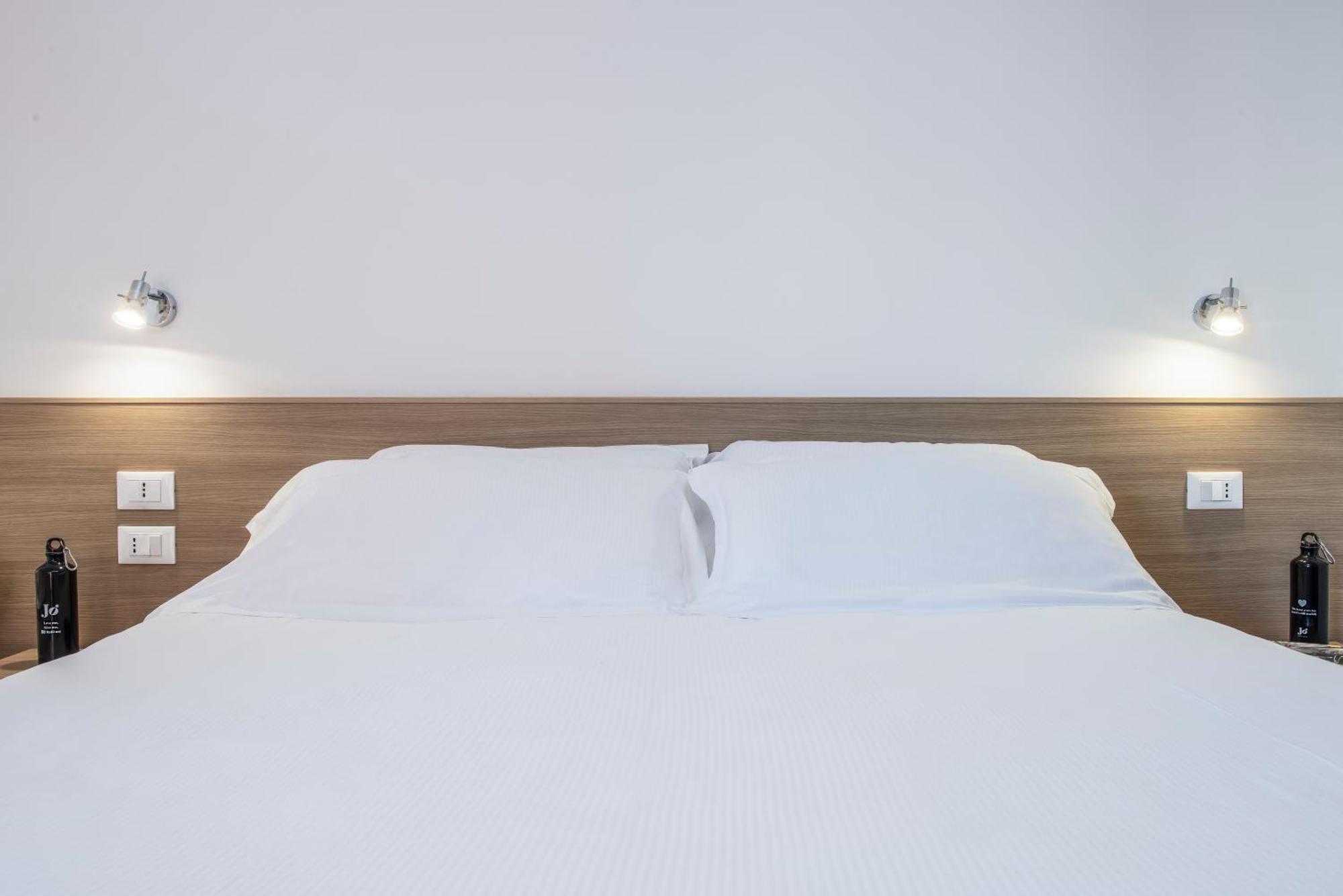 Hotel Jolly Roger Pietra Ligure Buitenkant foto