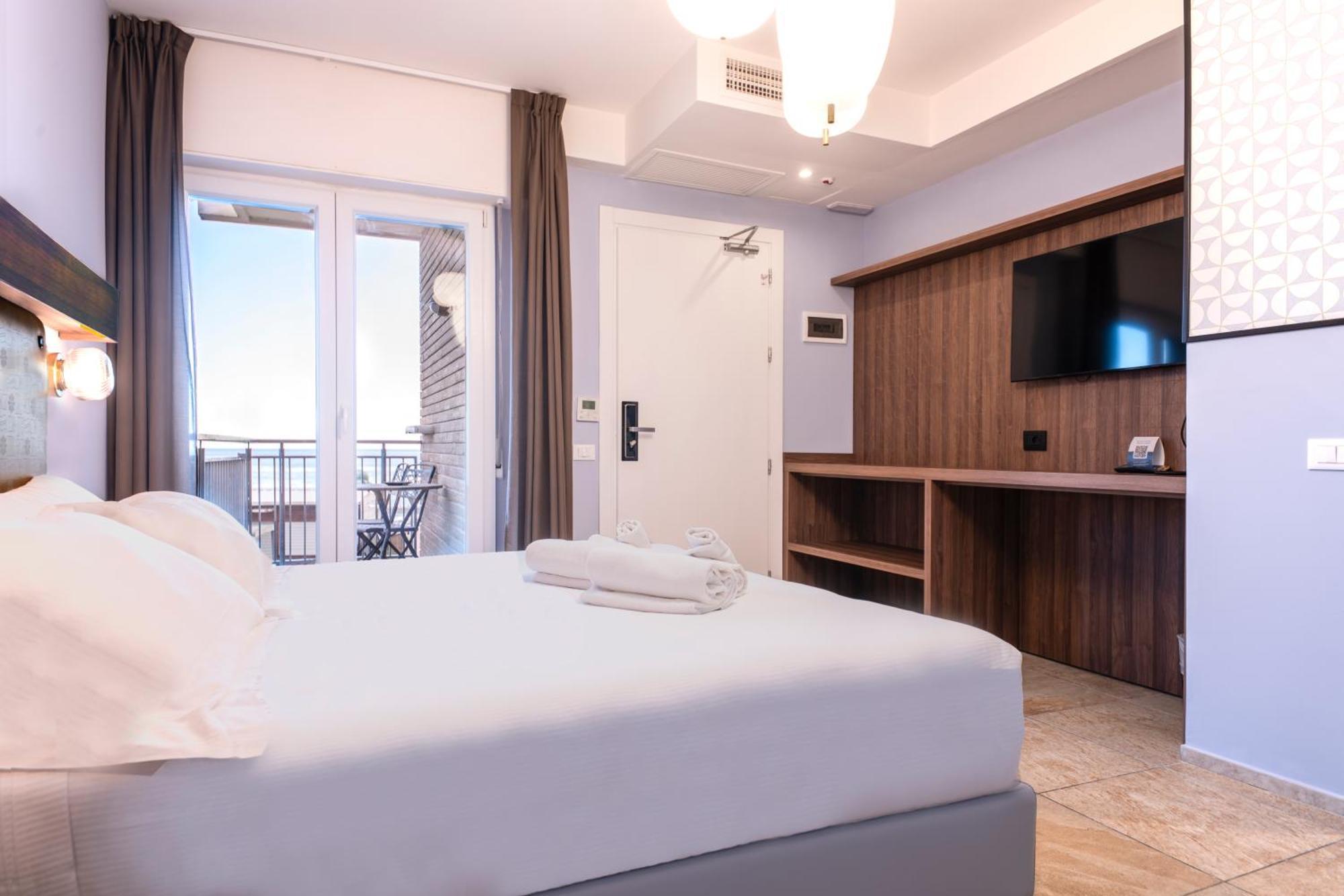 Hotel Jolly Roger Pietra Ligure Buitenkant foto