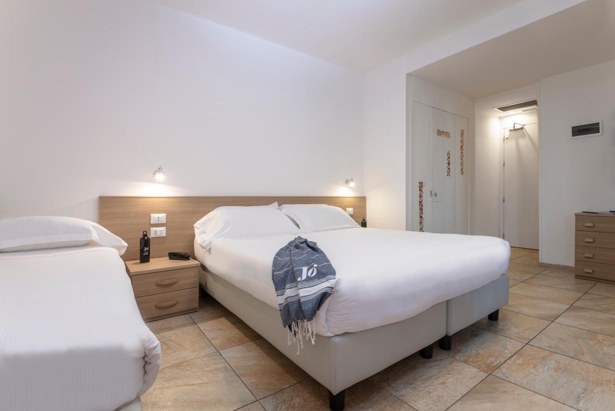 Hotel Jolly Roger Pietra Ligure Buitenkant foto