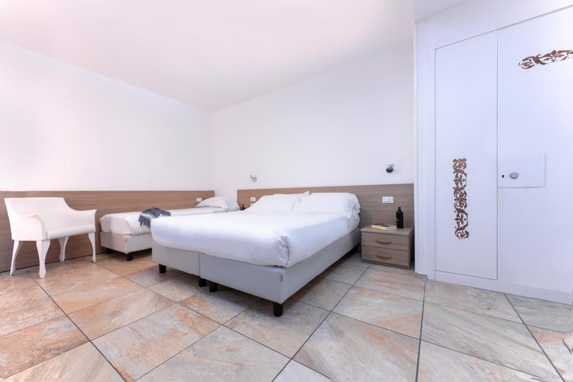 Hotel Jolly Roger Pietra Ligure Buitenkant foto